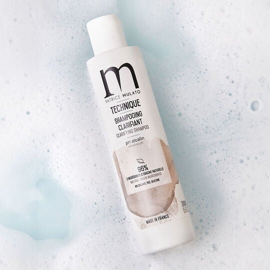 Shampooing technique clarifiant