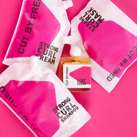 Cr&egrave;me de d&eacute;finition cheveux tr&egrave;s boucl&eacute;s fris&eacute;s Strong Curl Cream